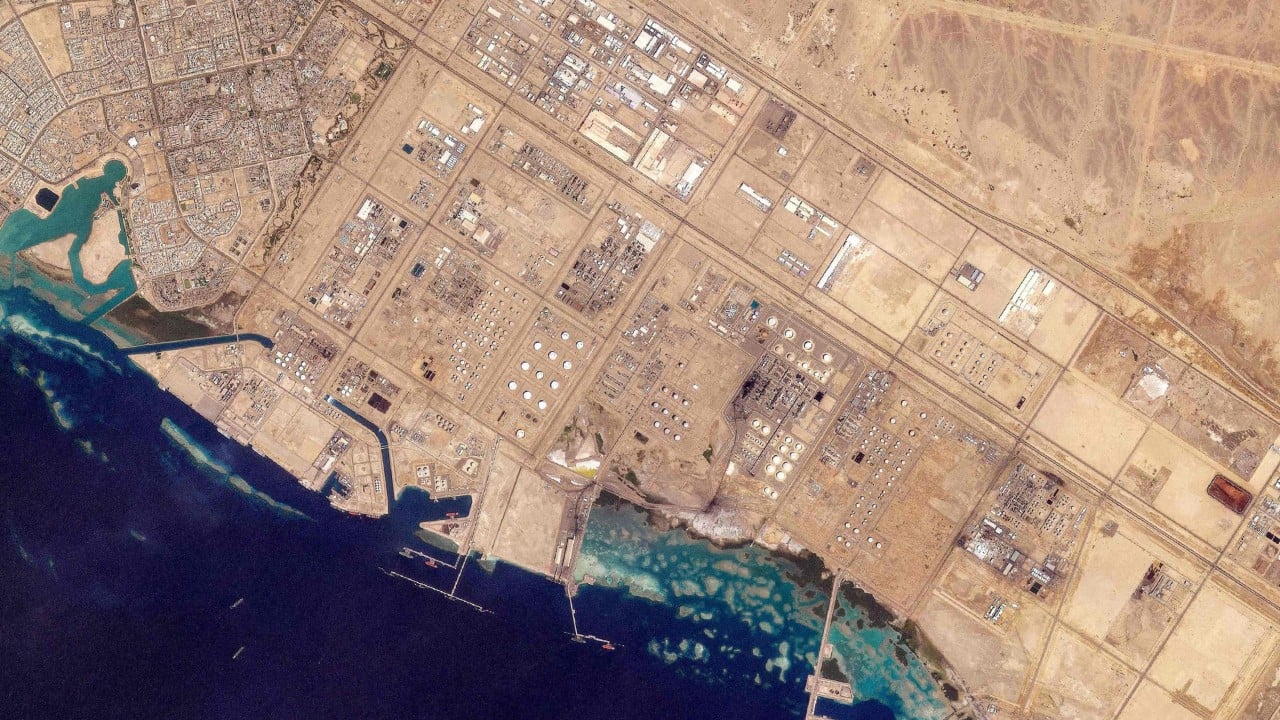 Arab Saudi mengaktifkan pelabuhan Yanbu sebagai rute alternatif pasokan minyak dunia guna menghindari ketegangan di Selat Hormuz yang kian memanas.