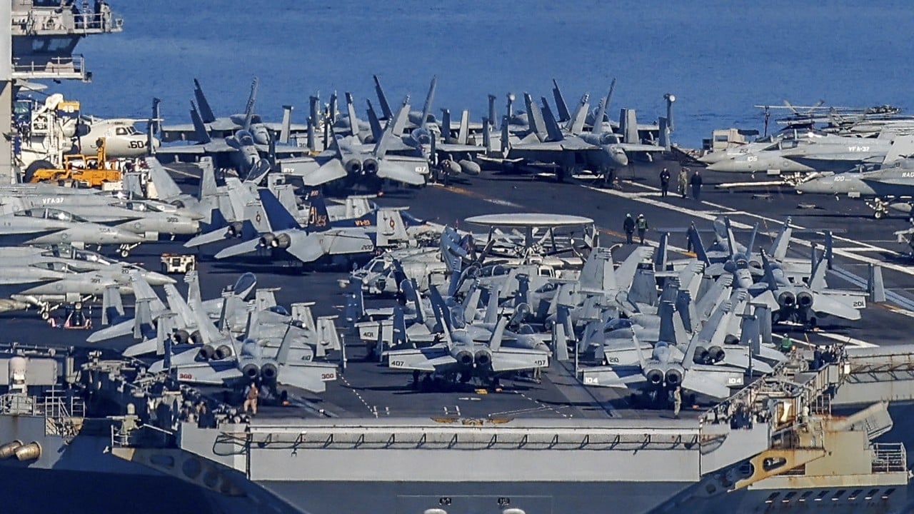 Kapal induk USS Gerald R. Ford terpaksa kembali ke pangkalan di Kreta akibat kebakaran besar, menyisakan keraguan pada efektivitas armada laut AS.
