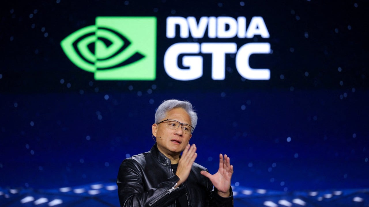 Nvidia resmi memulai kembali produksi chip AI H200 untuk pasar China setelah mendapatkan lampu hijau regulasi ekspor dari pemerintah Amerika Serikat.