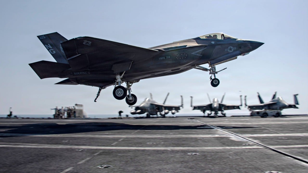 Sebuah pesawat tempur F-35 AS mengalami kerusakan akibat tembakan di Iran, mempertegas eskalasi konflik militer yang kian memanas di Timur Tengah.