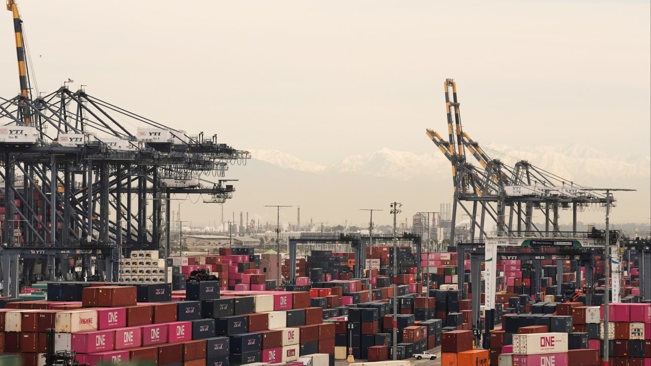Amerika Serikat menangguhkan Jones Act selama 60 hari akibat blokade Selat Hormuz, memicu perdebatan mengenai stabilitas energi dan perlindungan tenaga kerja.