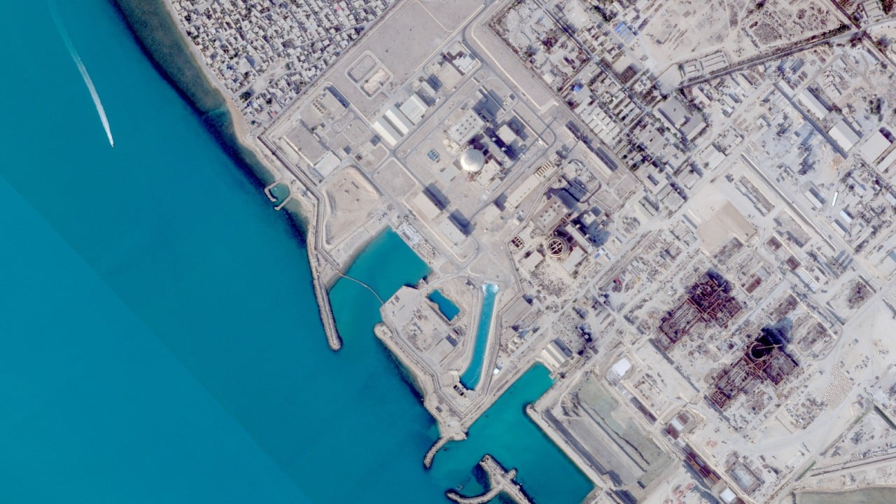 Sebuah proyektil misterius menghantam kompleks nuklir Bushehr, Iran. IAEA serukan pengendalian diri di tengah eskalasi konflik yang mengancam stabilitas.