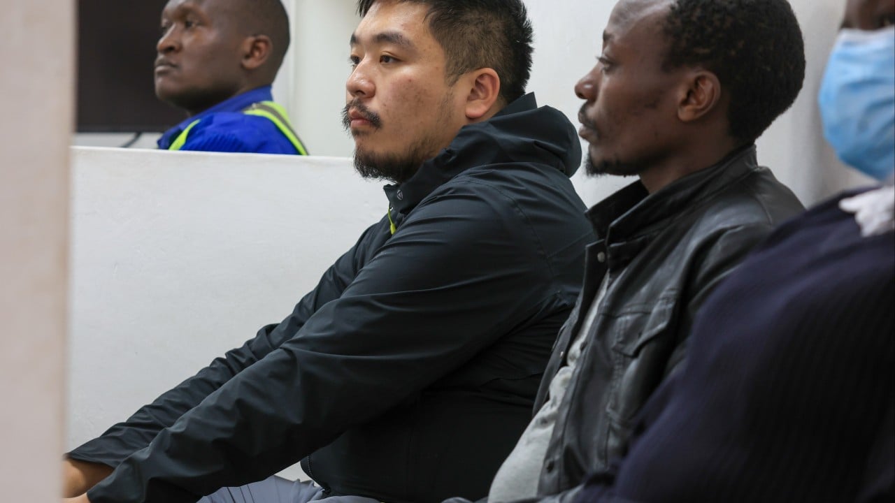 Dua pelaku ditangkap di Nairobi karena menyelundupkan ribuan semut. Kasus ini menyoroti tren ancaman baru dalam perdagangan satwa liar global.