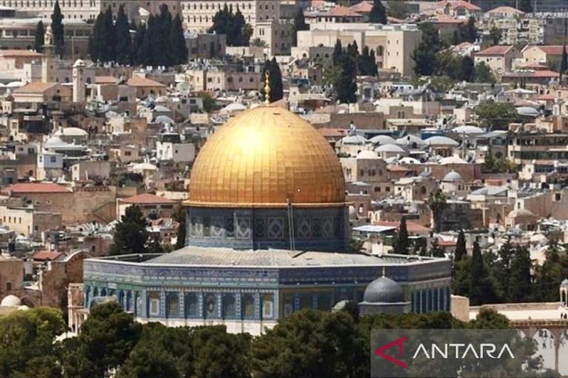 Otoritas Israel melarang Shalat Idul Fitri di Masjid Al-Aqsa, memicu protes warga Palestina di tengah suasana Yerusalem Timur yang bak kota mati.