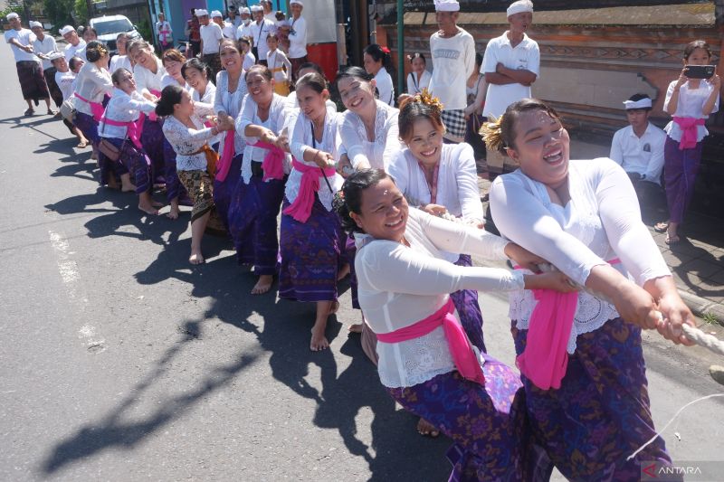 Menelusuri tradisi Mbed-Mbedan di Desa Adat Semate, Bali, sebuah ritual tahunan untuk menjaga harmoni sosial setelah perayaan Hari Raya Nyepi.