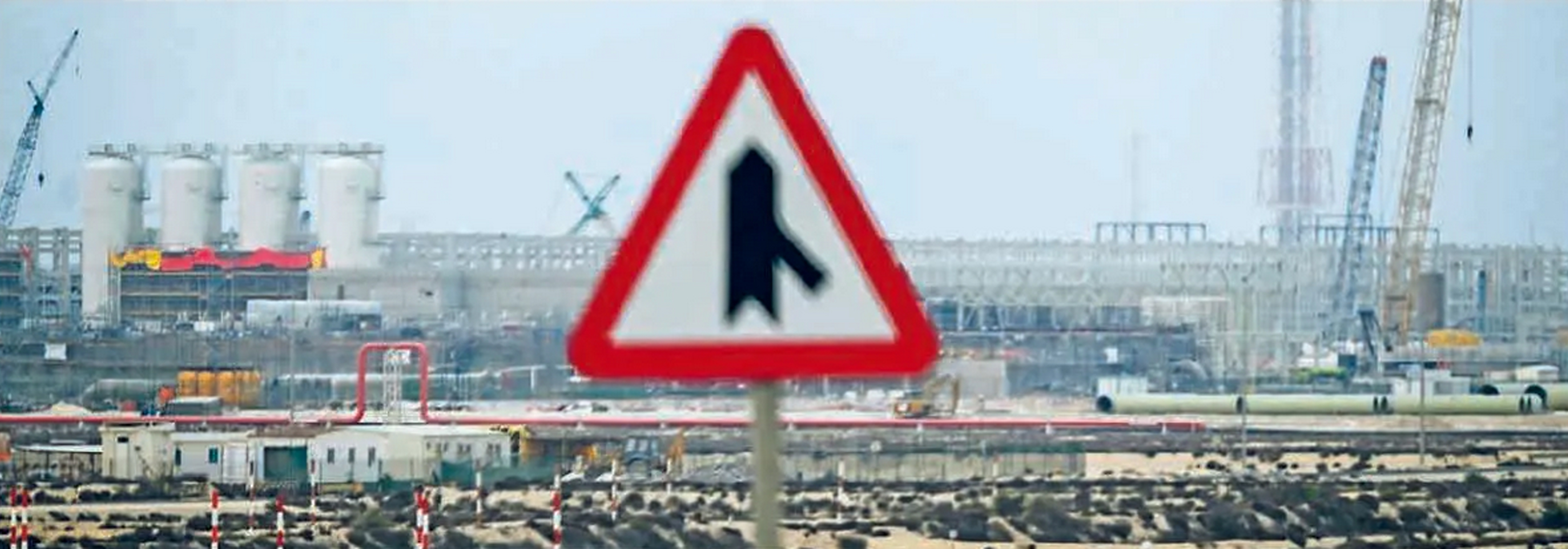 BISA PICU KRISIS ENERGI: Ladang gas milik QatarEnergy di Ras Laffan Industrial City yang difoto pada 2 Maret. Kemarin (19/3) ladang gas tersebut menjadi sasaran serangan Iran.