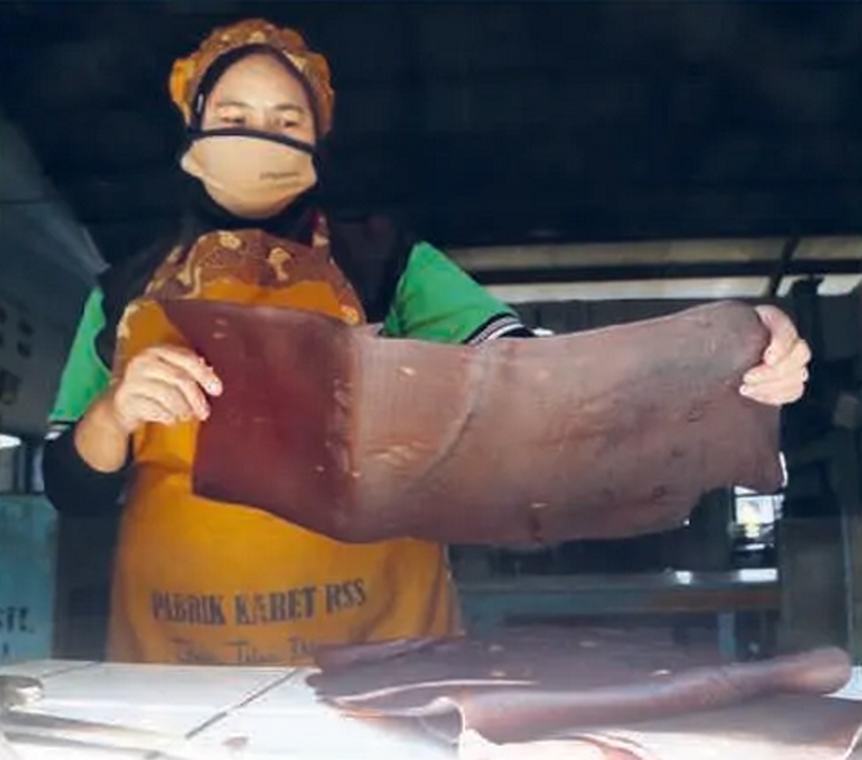 TERKEREK: Pekerja mengecek kualitas karet sebelum dilepas ke pasar.