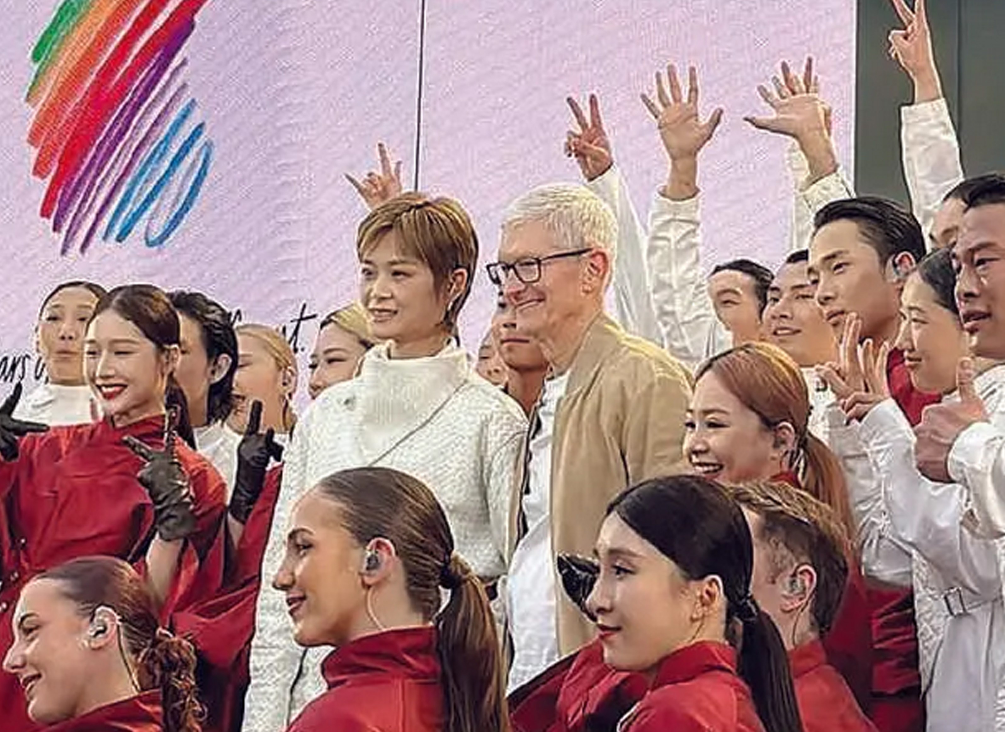 TERUSKAN INVESTASI: CEO Apple Tim Cook (tengah) menemui para pelanggan saat berkunjung ke Apple Store di Chengdu, Provinsi Sichuan, Tiongkok, beberapa waktu lalu. 