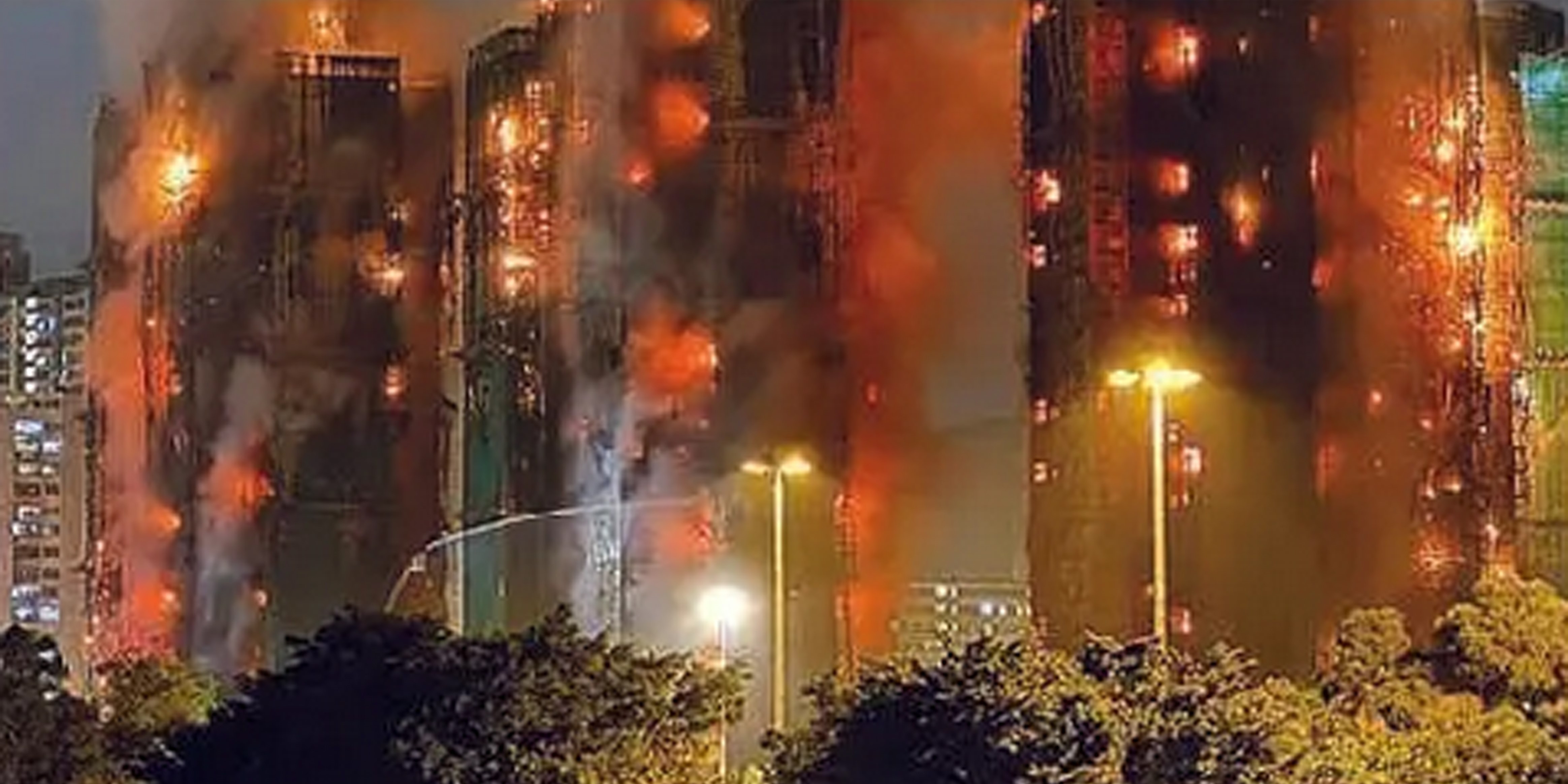 MEMBARA: Hunian Wang Fuk Court, Hongkong, yang terbakar pada November tahun lalu. Komite juga akan menelusuri masalah sistemik seperti kemungkinan kecurangan dalam tender proyek.