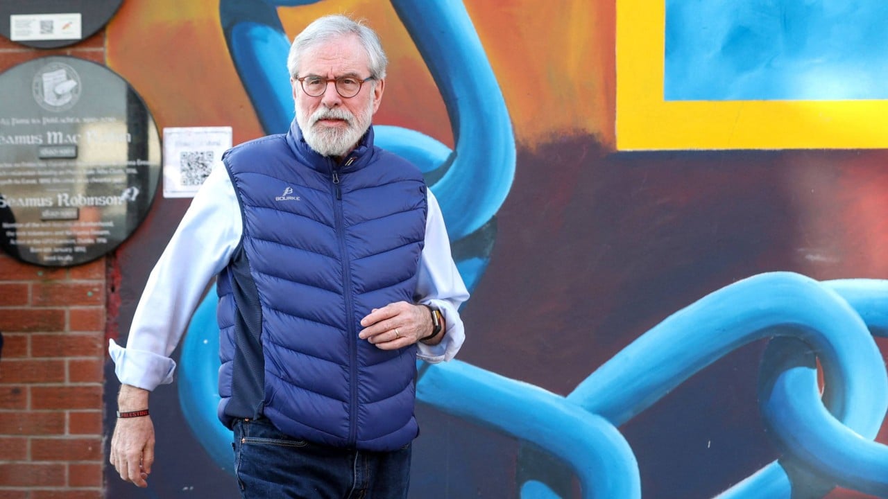 Tiga korban bom IRA secara mengejutkan mencabut gugatan perdata terhadap Gerry Adams setelah proses persidangan panjang di Pengadilan Tinggi London.