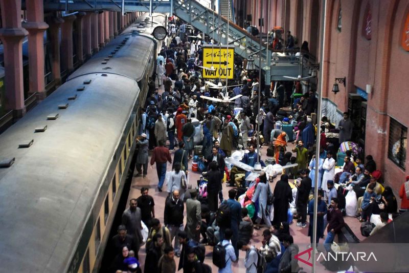 Suasana mudik Idul Fitri di Pakistan terpantau padat dengan ribuan warga memadati stasiun kereta api di Lahore untuk kembali ke kampung halaman.