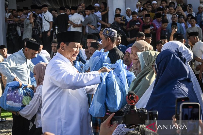 Presiden Prabowo Subianto melaksanakan salat Idul Fitri di Aceh Tamiang sekaligus menyalurkan bantuan sembako kepada warga penyintas bencana banjir.