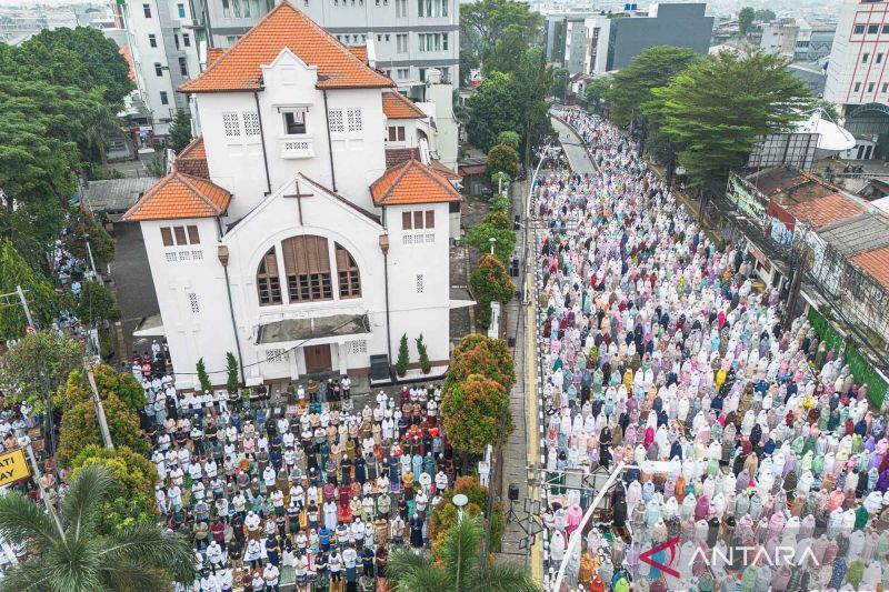 Liputan khidmat pelaksanaan Shalat Idul Fitri 1447 H di berbagai daerah Indonesia, mulai dari pusat pemerintahan hingga wilayah terdampak bencana.