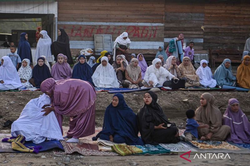 Penyintas bencana di Gayo Lues merayakan Idul Fitri 1447 H penuh haru di tengah keterbatasan hunian sementara, menguatkan solidaritas komunitas.