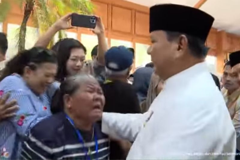 Presiden Prabowo Subianto menyapa langsung ribuan warga dalam acara open house Idul Fitri di Istana Kepresidenan Jakarta, Sabtu (21/3/2026).