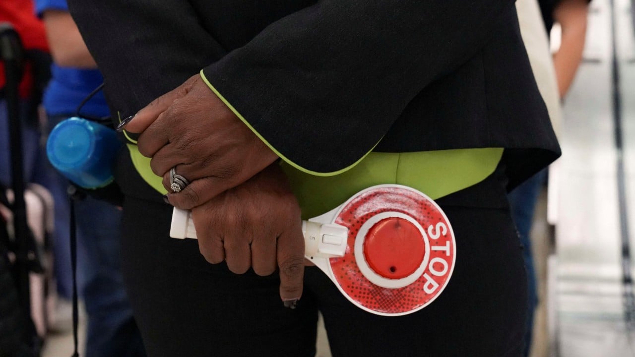 Presiden Trump mengancam mengerahkan agen ICE ke bandara di tengah penutupan pemerintahan AS yang memicu krisis keamanan dan penundaan penerbangan.