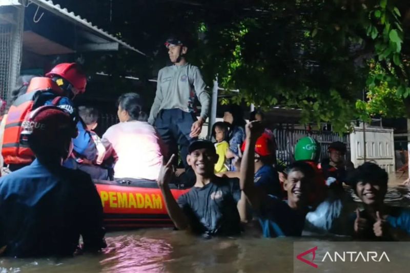 Hujan deras menyebabkan luapan Kali Cipinang merendam sembilan RW di Ciracas, memaksa otoritas setempat mengevakuasi puluhan warga kelompok rentan.