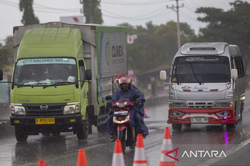 BMKG mengeluarkan peringatan dini cuaca buruk dengan intensitas hujan lebat hingga petir di berbagai wilayah Indonesia pada hari kedua Lebaran 2026.