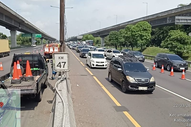 PT Jasamarga Transjawa Tol terapkan rekayasa lalu lintas contraflow di ruas Tol Jakarta-Cikampek guna mengurai kepadatan arus mudik Lebaran 2026.