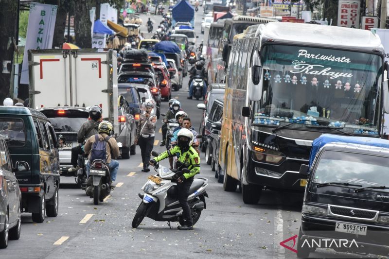 Polri mengimbau masyarakat memanfaatkan kebijakan WFA untuk mengurai kepadatan arus balik Lebaran 2026 secara bertahap demi keamanan bersama.