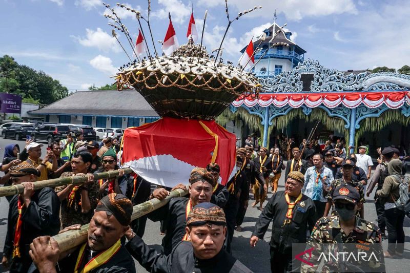 Keraton Kasunanan Solo kembali menggelar tradisi Grebeg Syawal untuk merayakan Idul Fitri 1447 H, menguatkan identitas budaya dan nilai sedekah pangan.