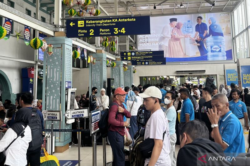 PT KAI Daop 1 Jakarta mencatat puluhan ribu pemudik mulai kembali ke ibu kota pada H+1 Lebaran, dengan okupansi tiket yang tetap terjaga tinggi.