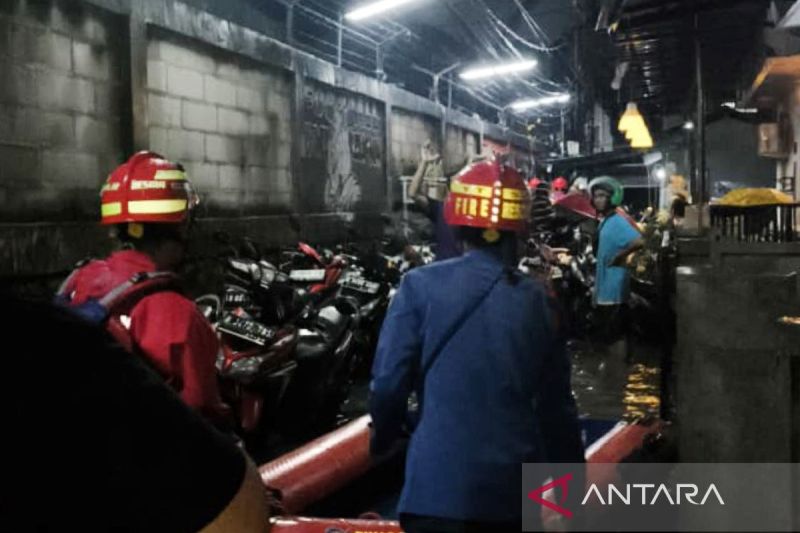 Sebanyak 46 RT di Jakarta Timur terendam banjir dengan ketinggian hingga 80 cm setelah hujan deras memicu luapan sejumlah sungai di ibu kota.