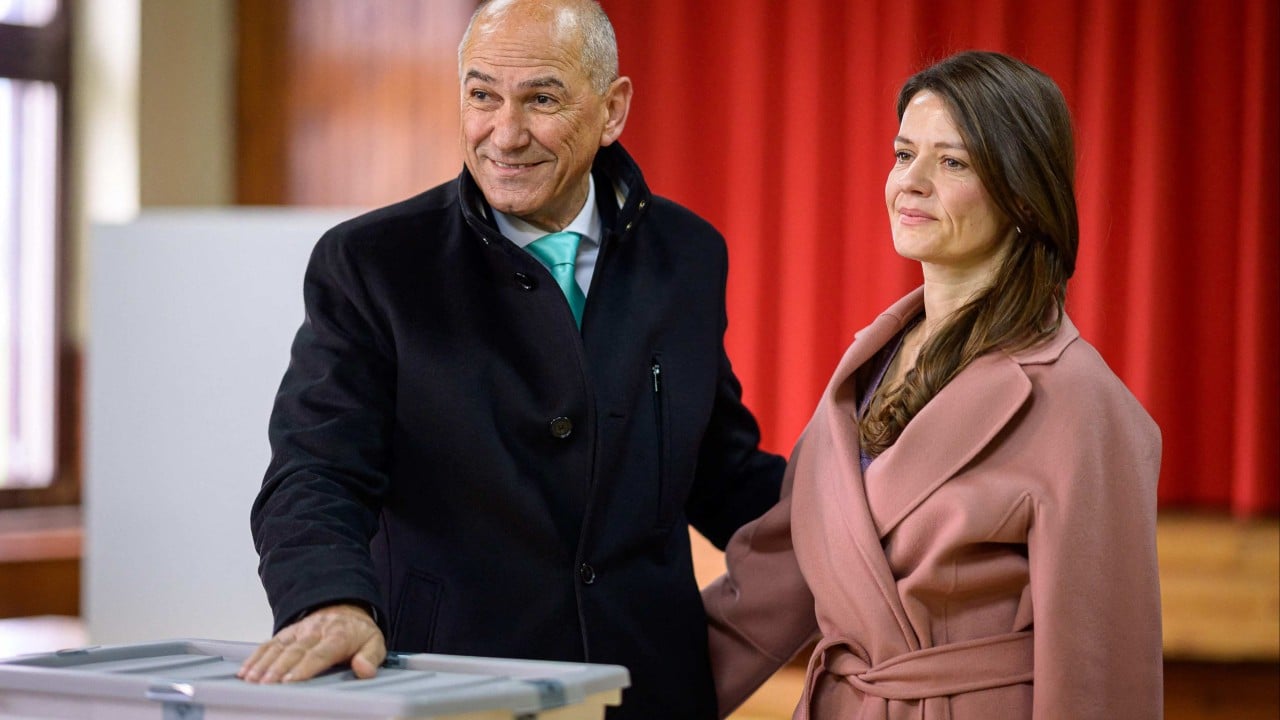 Pemilu Slovenia mempertemukan Robert Golob dan Janez Jansa dalam pertarungan sengit yang dipenuhi tuduhan korupsi serta kekhawatiran akan pengaruh asing.