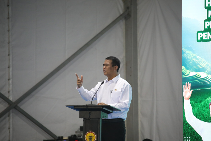 Menteri Pertanian Amran Sulaiman meninjau pembangunan Pelabuhan Tonra di Bone guna memangkas biaya logistik pertanian dan memperkuat ketahanan pangan nasional.