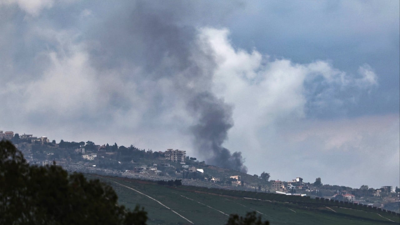Ketegangan meningkat di perbatasan Israel-Lebanon setelah serangan roket Hezbollah menewaskan warga sipil, memicu aksi balasan militer yang kian intensif.
