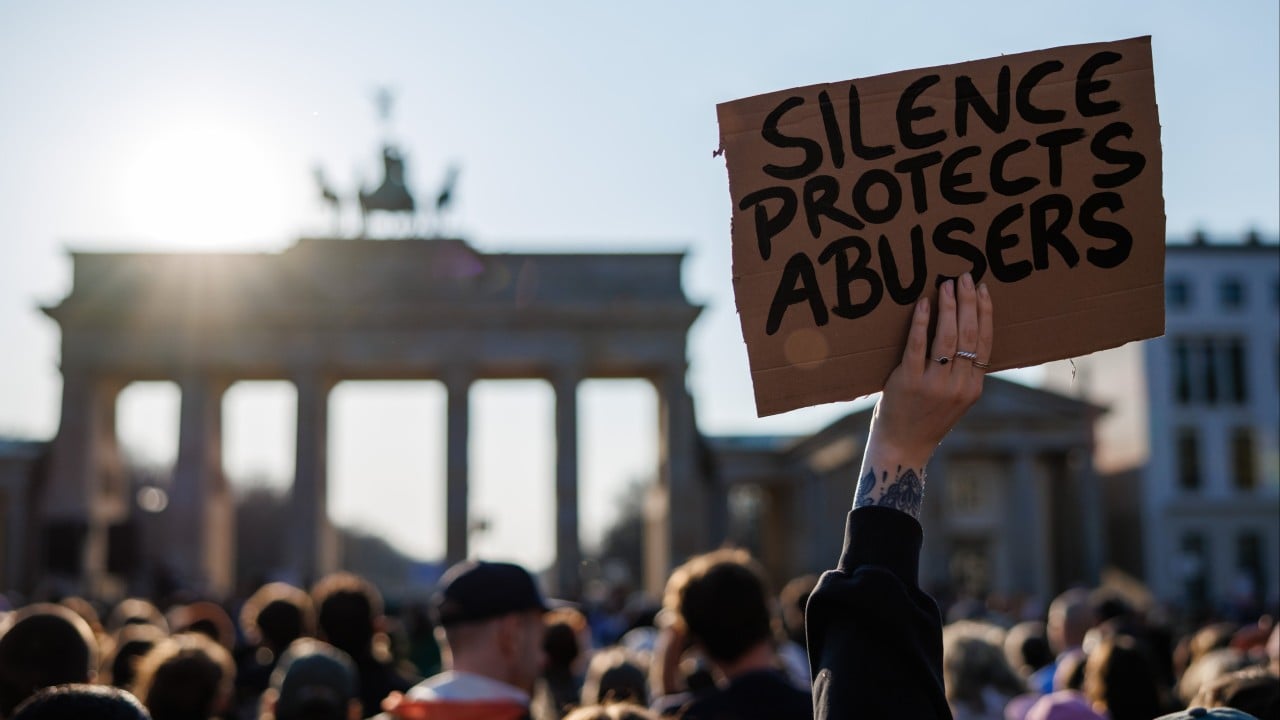 Ribuan massa di Berlin turun ke jalan memprotes maraknya kekerasan seksual berbasis digital, termasuk penggunaan teknologi deepfake untuk pornografi.