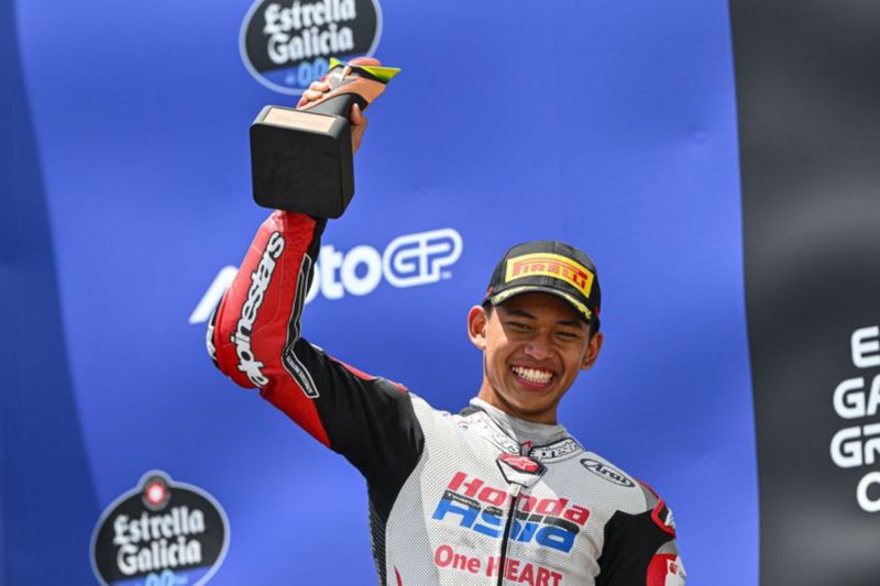Veda Ega Pratama mengukir sejarah sebagai pembalap Indonesia pertama yang naik podium Moto3 setelah meraih posisi ketiga pada GP Brasil 2026.
