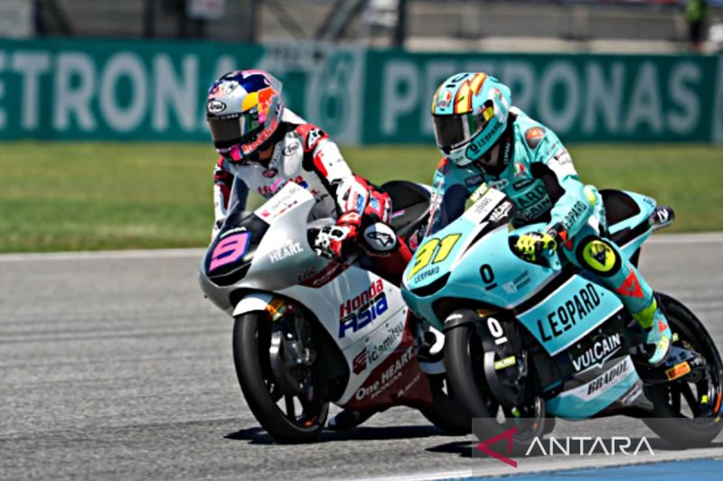 Veda Ega Pratama menjadi pembalap Indonesia pertama yang naik podium di Moto3 Brasil 2026, mencatatkan sejarah baru bagi dunia balap tanah air.