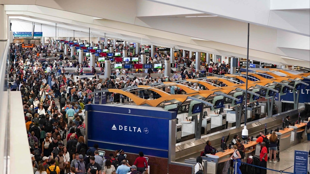 Kebijakan pemerintah Amerika Serikat menempatkan agen imigrasi di bandara menuai kritik tajam karena dinilai tidak menyelesaikan akar masalah kesejahteraan pekerja.