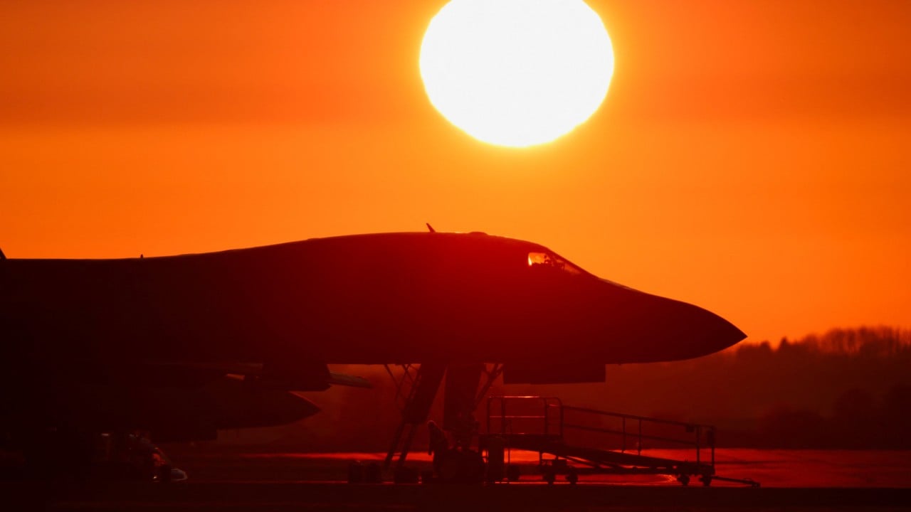 Ketegangan geopolitik di Selat Hormuz memanas pasca ancaman Amerika Serikat terhadap Iran. Stabilitas energi global kini berada di titik nadir yang kritis.