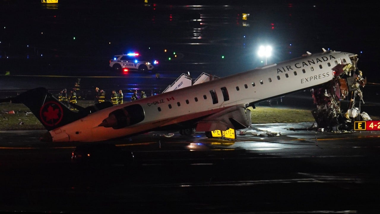 Sebuah pesawat Air Canada Express mengalami kecelakaan fatal setelah menabrak kendaraan operasional di landasan pacu Bandara LaGuardia, New York, Minggu malam.