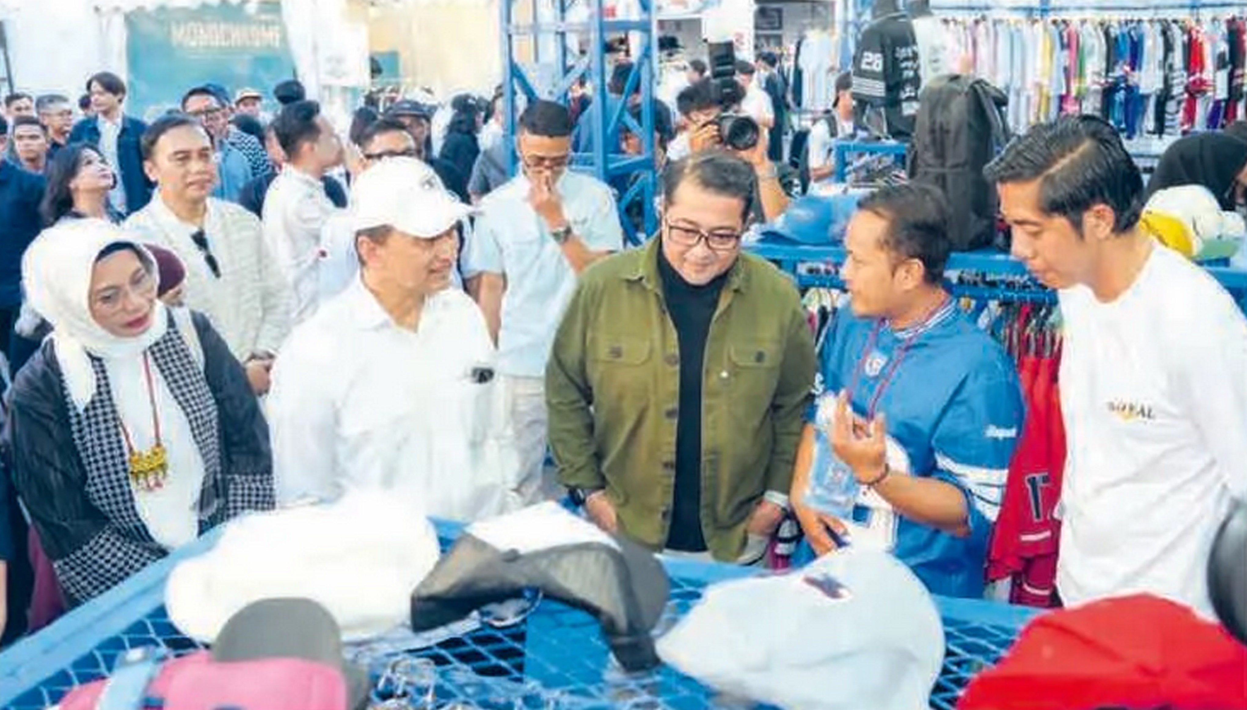 BERI DUKUNGAN: Menteri Ekraf Teuku Riefky Harsya (dua dari kanan) mendorong anak-anak muda agar makin kreatif dan mengembangkan potensi yang dimiliki.