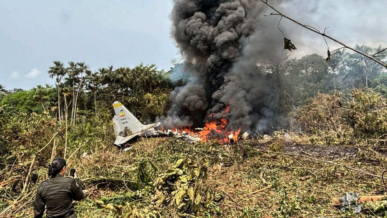 Pesawat militer Hercules C-130 jatuh saat lepas landas di wilayah Amazon, Kolombia, memicu kekhawatiran hilangnya nyawa puluhan prajurit di lokasi kejadian.