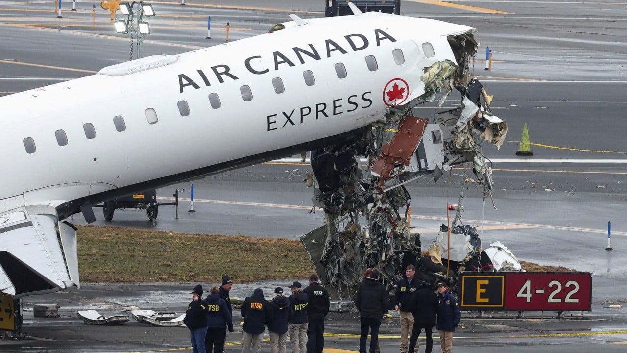 Seorang pramugari Air Canada selamat secara ajaib meski terlempar dari pesawat saat kecelakaan tragis di Bandara LaGuardia, New York, akhir pekan lalu.