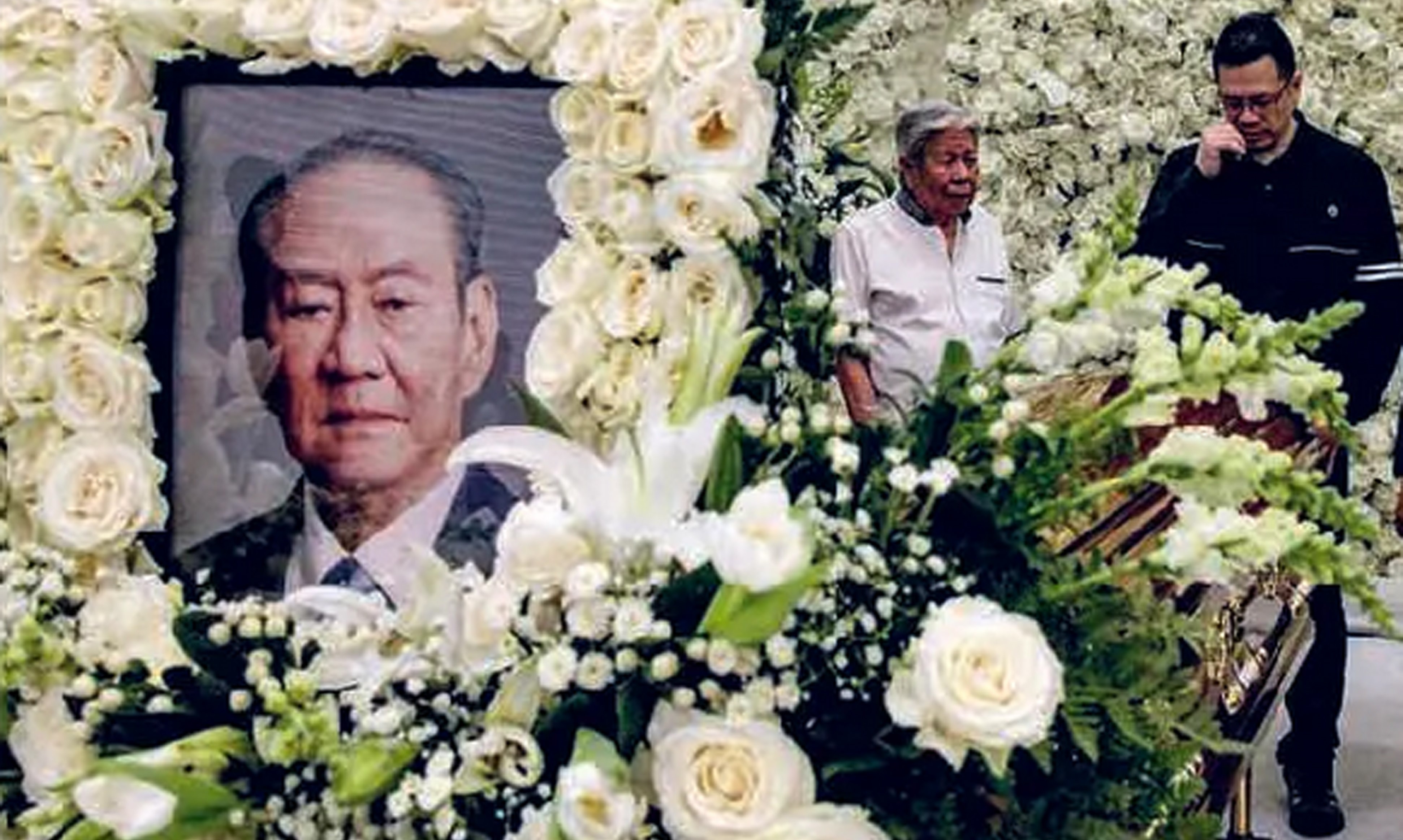 PENGHORMATAN TERAKHIR: Anak Michael Bambang Hartono, Roberto Setiabudi Hartono (kanan), menghadiri persemayaman ayahnya di Grand Heaven, Jakarta, Jumat (20/3). 