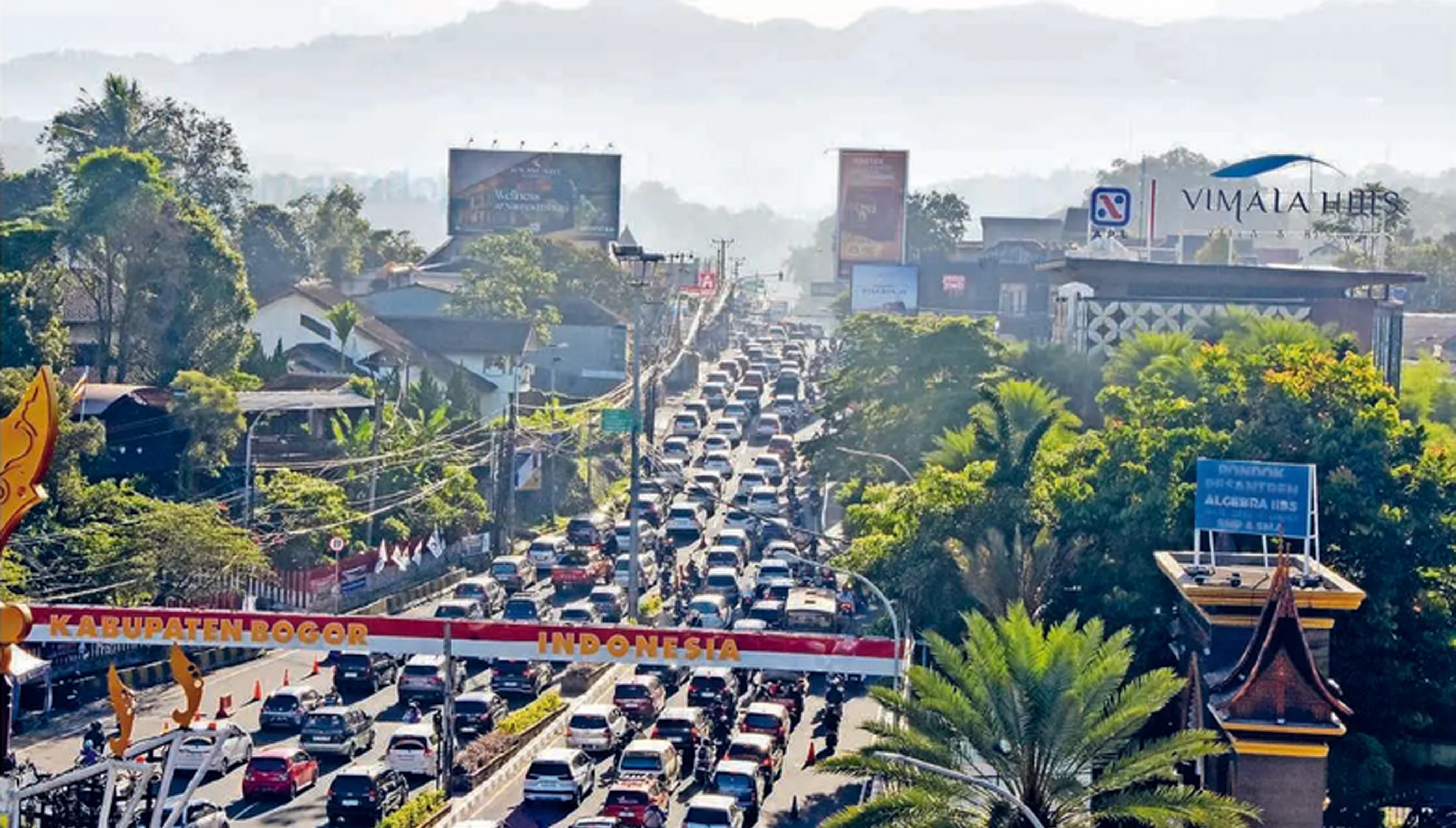 MACET: Kendaraan memadati jalur wisata Puncak di Simpang Gadog, Bogor, Jawa Barat, kemarin (23/3). Polres Bogor mencatat 80 ribu kendaraan melintasi jalur tersebut.
