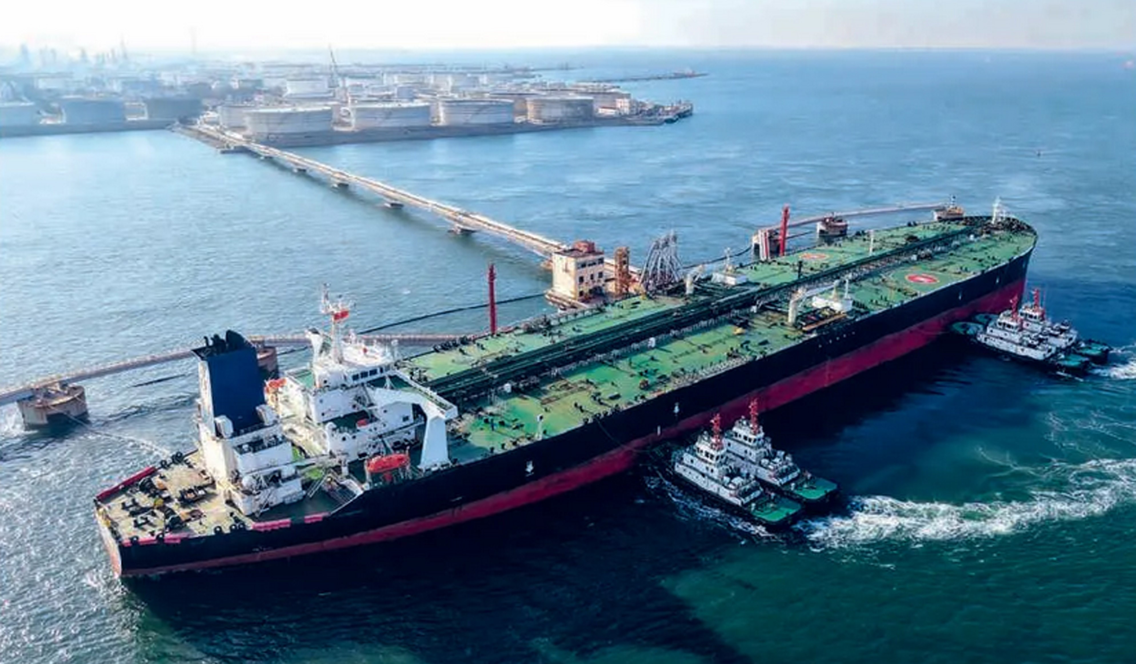 TENANGKAN PASAR: Kapal tanker minyak mentah bersandar di Pelabuhan Qingdao, Shandong, Tiongkok. 