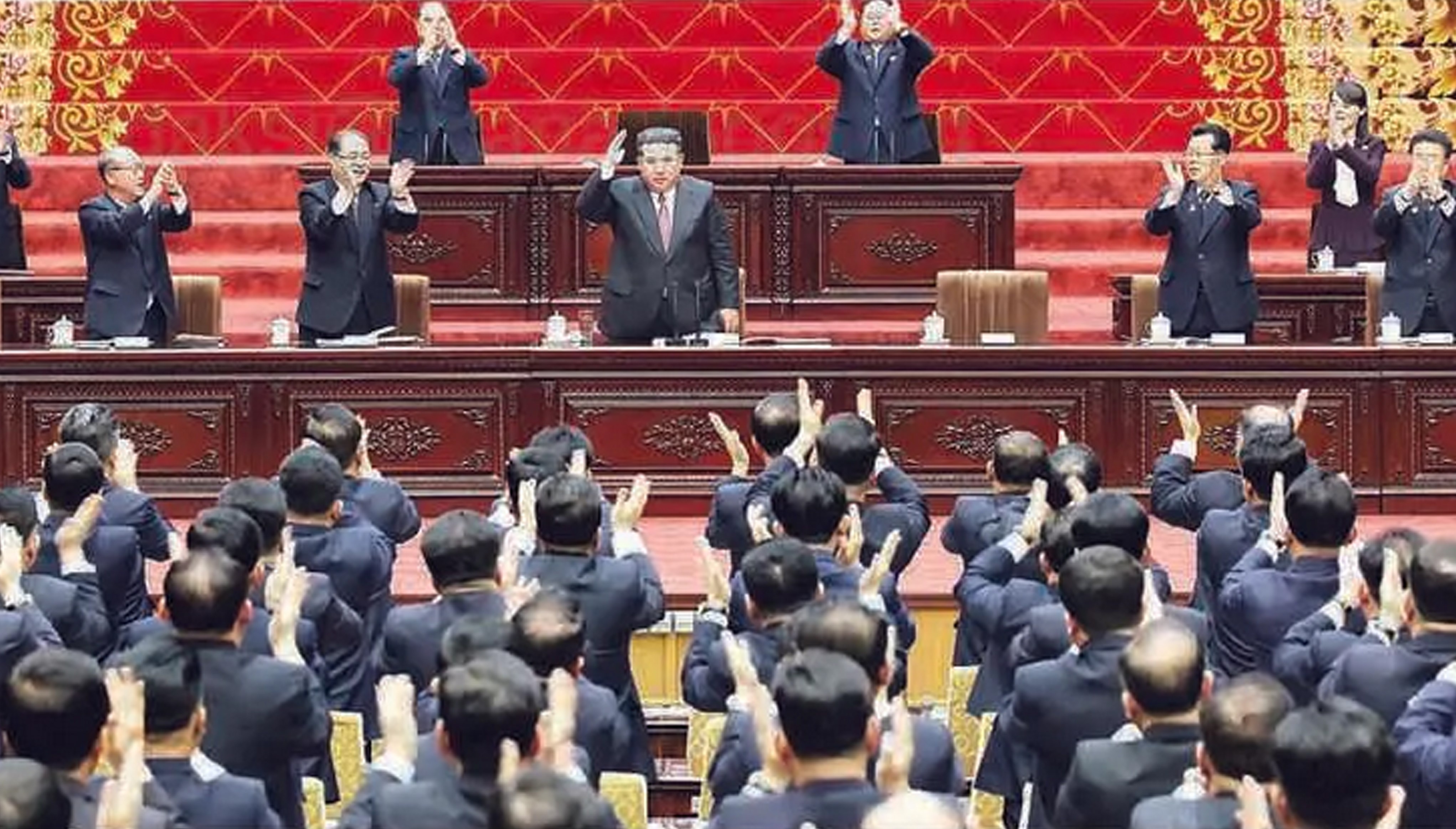 DIKUKUHKAN PARLEMEN: Kim Jong-un (tengah) saat sidang pertama Majelis Rakyat Tertinggi di Mansudae Assembly Hall, Pyongyang, Korea Utara, Minggu (22/3).