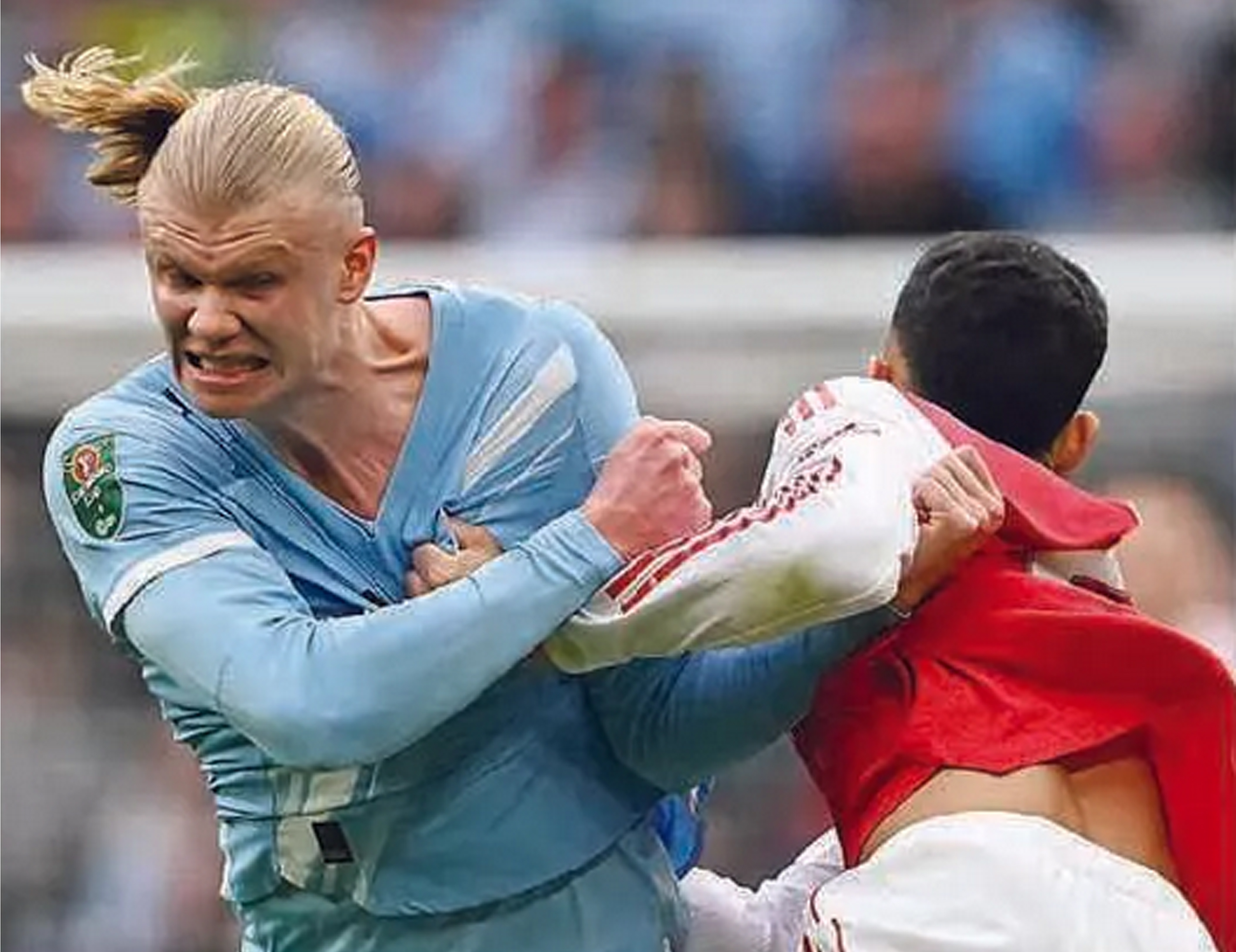 SENGIT: Bomber Manchester City, Erling Haaland (kiri), mendapatkan penjagaan ketat dari bek tengah Arsenal, William Saliba, dalam final Piala Liga di Stadion Wembley, London, kemarin (23/3).