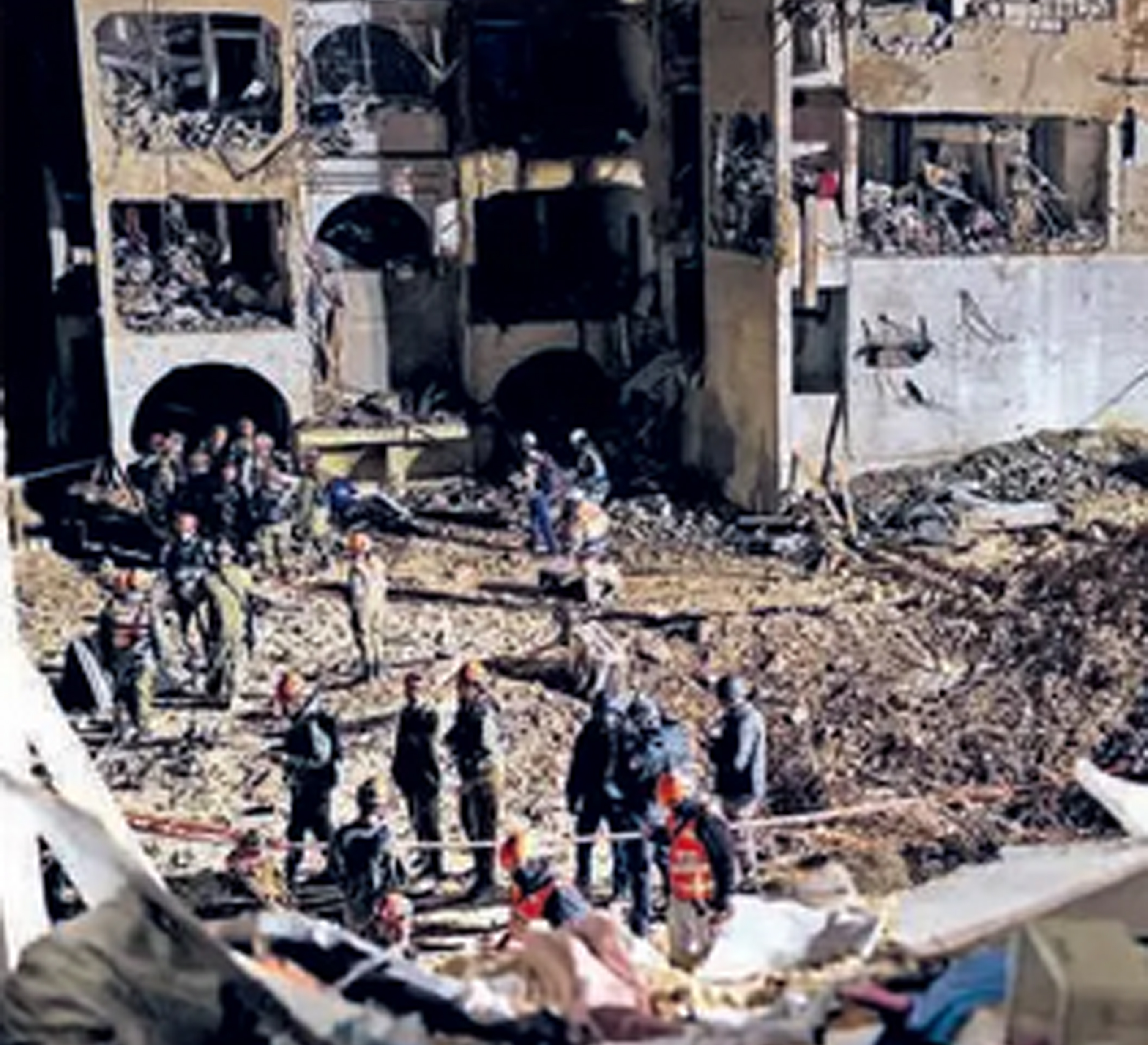 BALAS-MEMBALAS: Lokasi jatuhnya misil Iran di Arad, Israel, Minggu (22/3). Serangan dua misil Iran ke dua kota di bagian selatan Israel melukai lebih dari 100 orang.