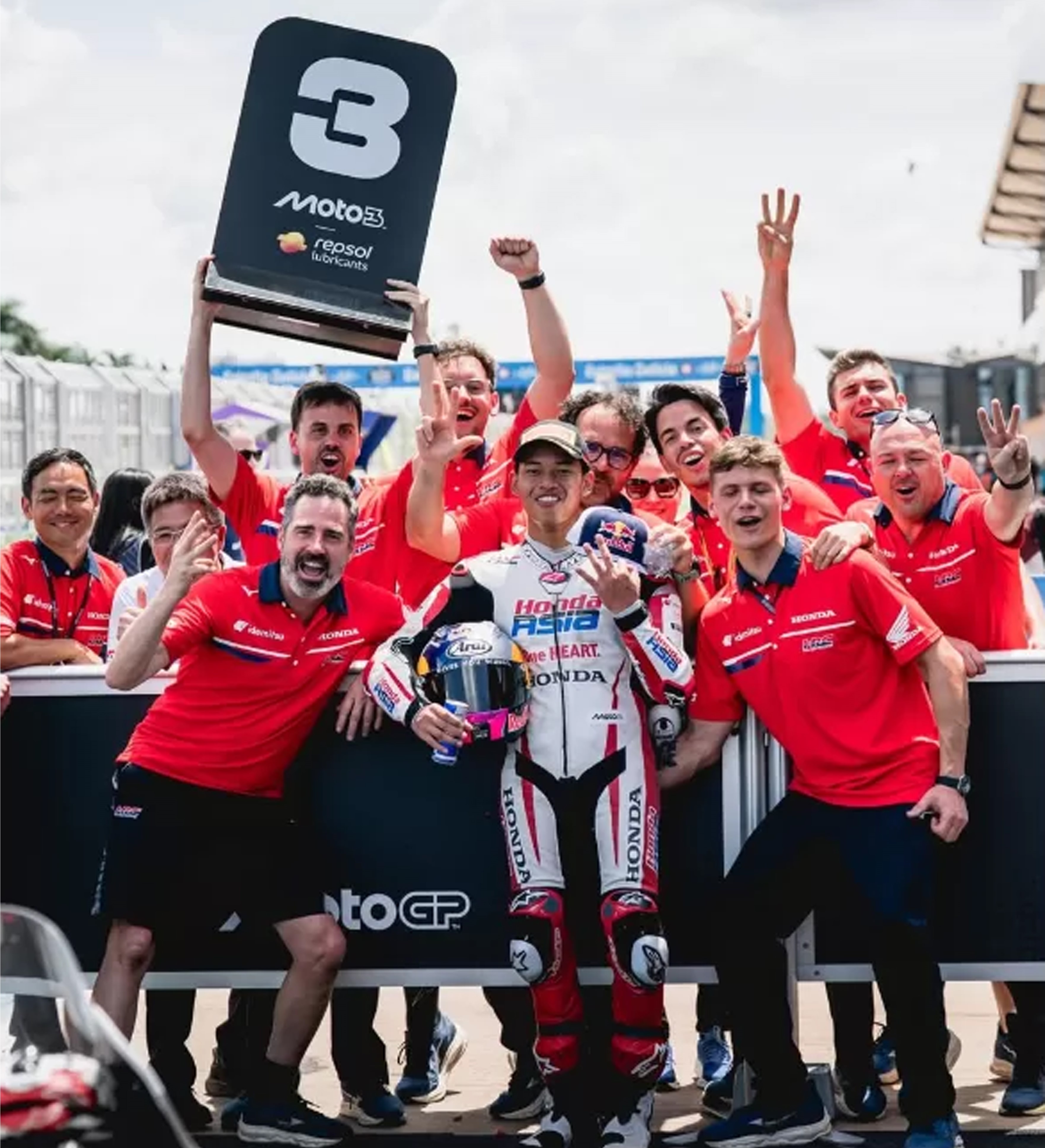 SIAP MELESAT: Veda Ega Pratama (tengah) bersama kru Honda Team Asia setelah balapan Moto3 Seri Brasil.