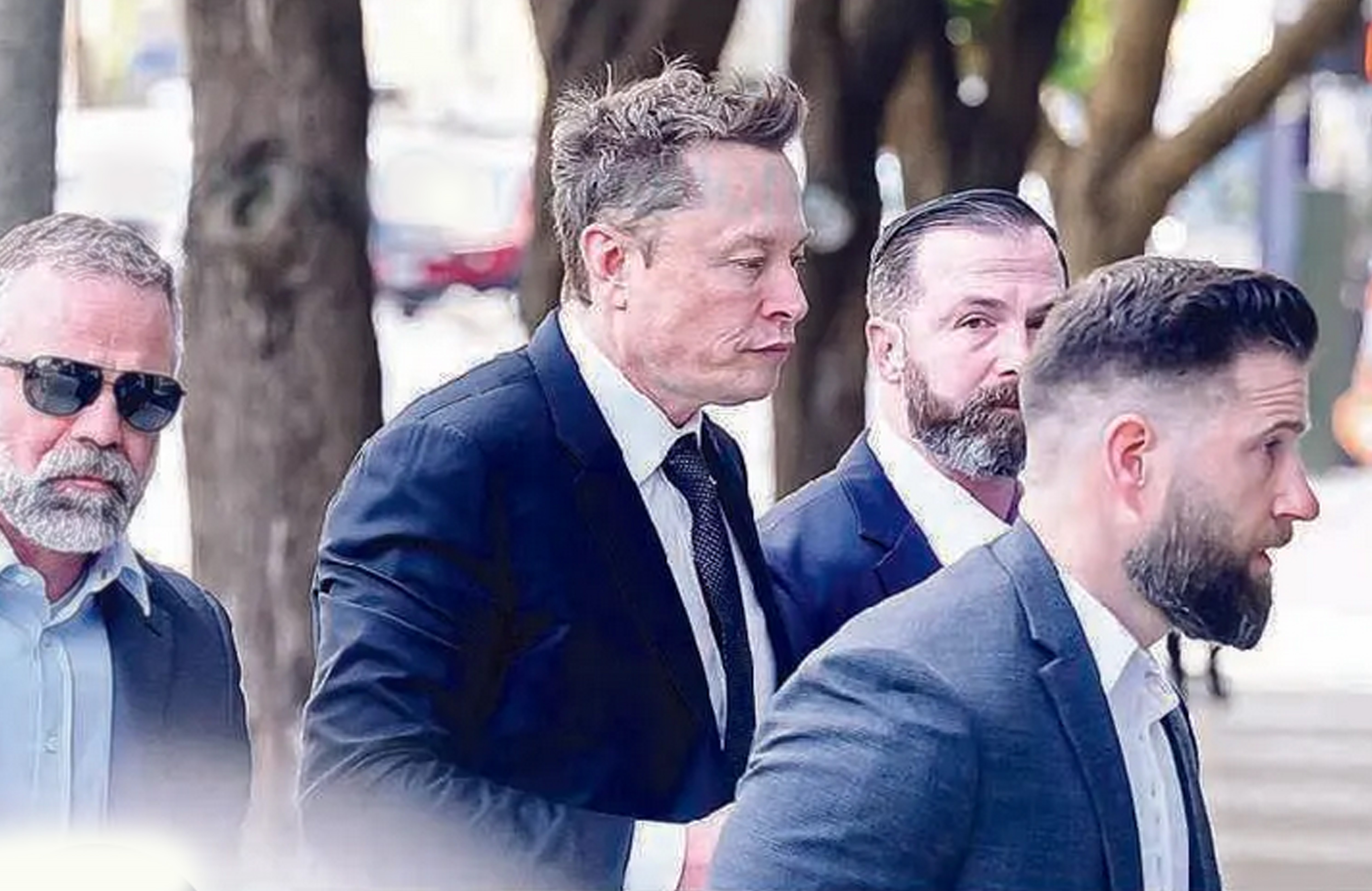 RAJA BISNIS: CEO Tesla Elon Musk (dua dari kiri) tiba di pengadilan federal San Francisco, California, AS, dengan pengawalan ketat (4/3).