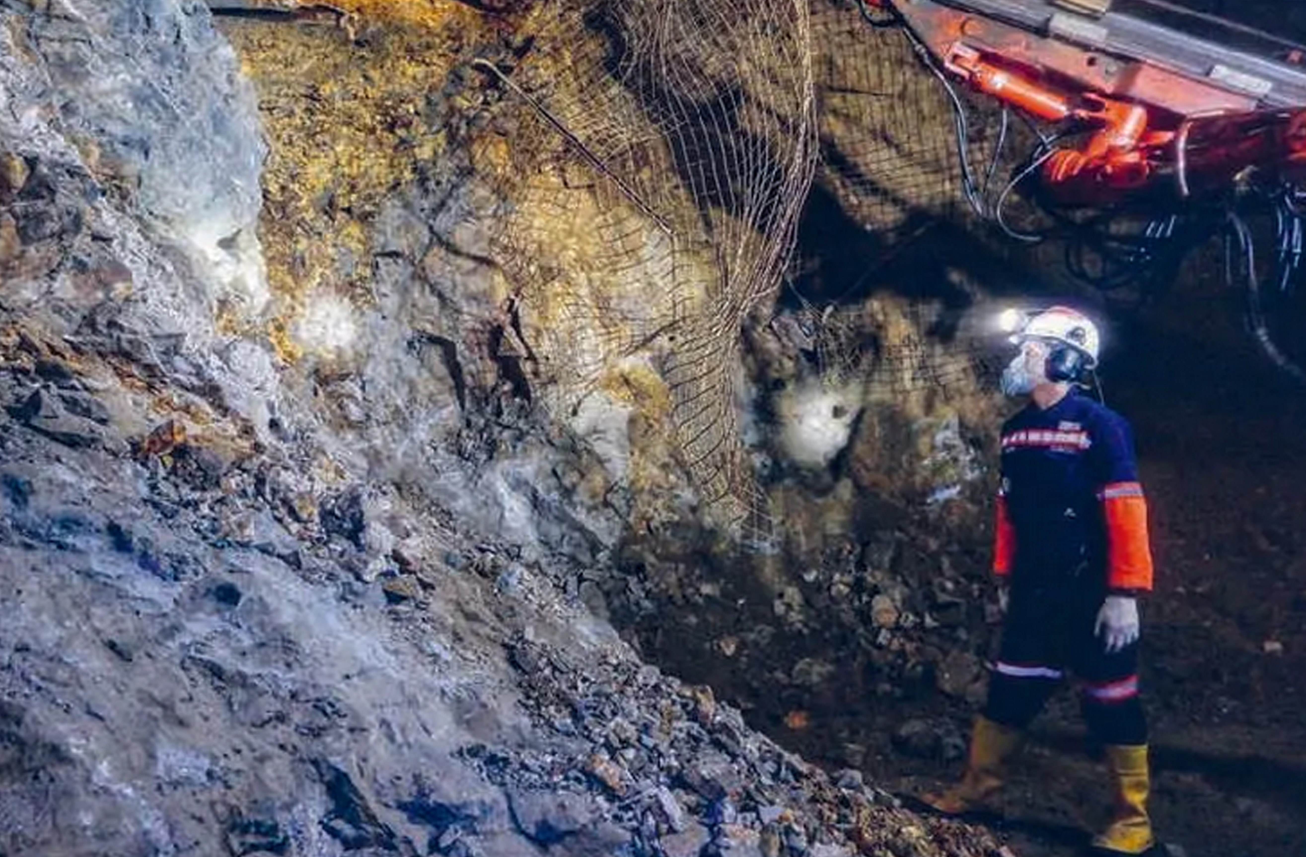 Tambang emas bawah tanah Pongkor milik PT Aneka Tambang Tbk yang memiliki cadangan sekitar 5 ton di Bogor. Lonjakan harga komoditas membuka peluang bagi sektor pertambangan untuk menggenjot kinerja.