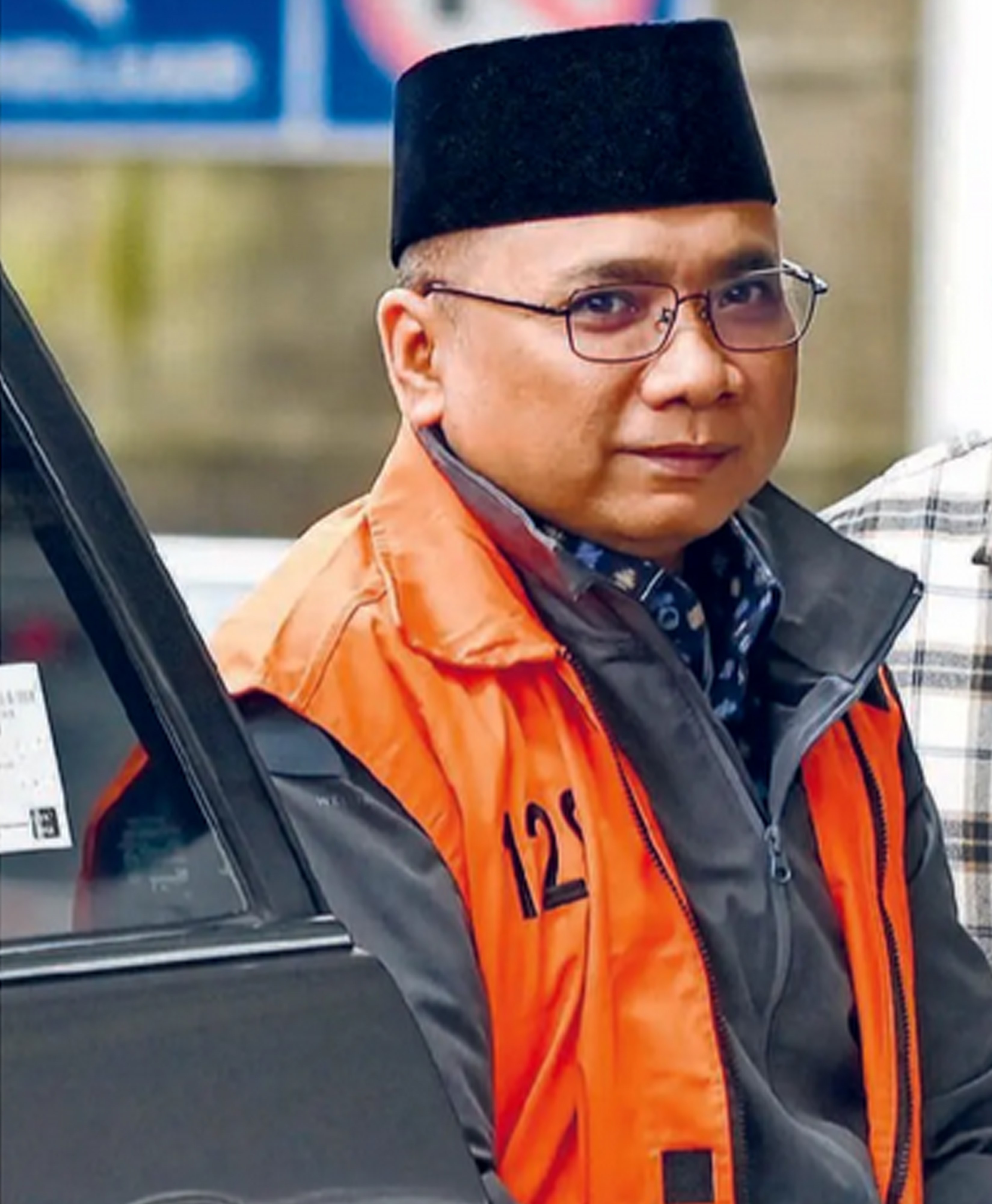 BALIK KE SEL: Mantan Menteri Agama Yaqut Cholil Qoumas (kiri) tiba di Gedung Merah Putih KPK, Jakarta, kemarin (24/3). Setelah jadi tahanan rumah, dia kembali ditahan di rutan