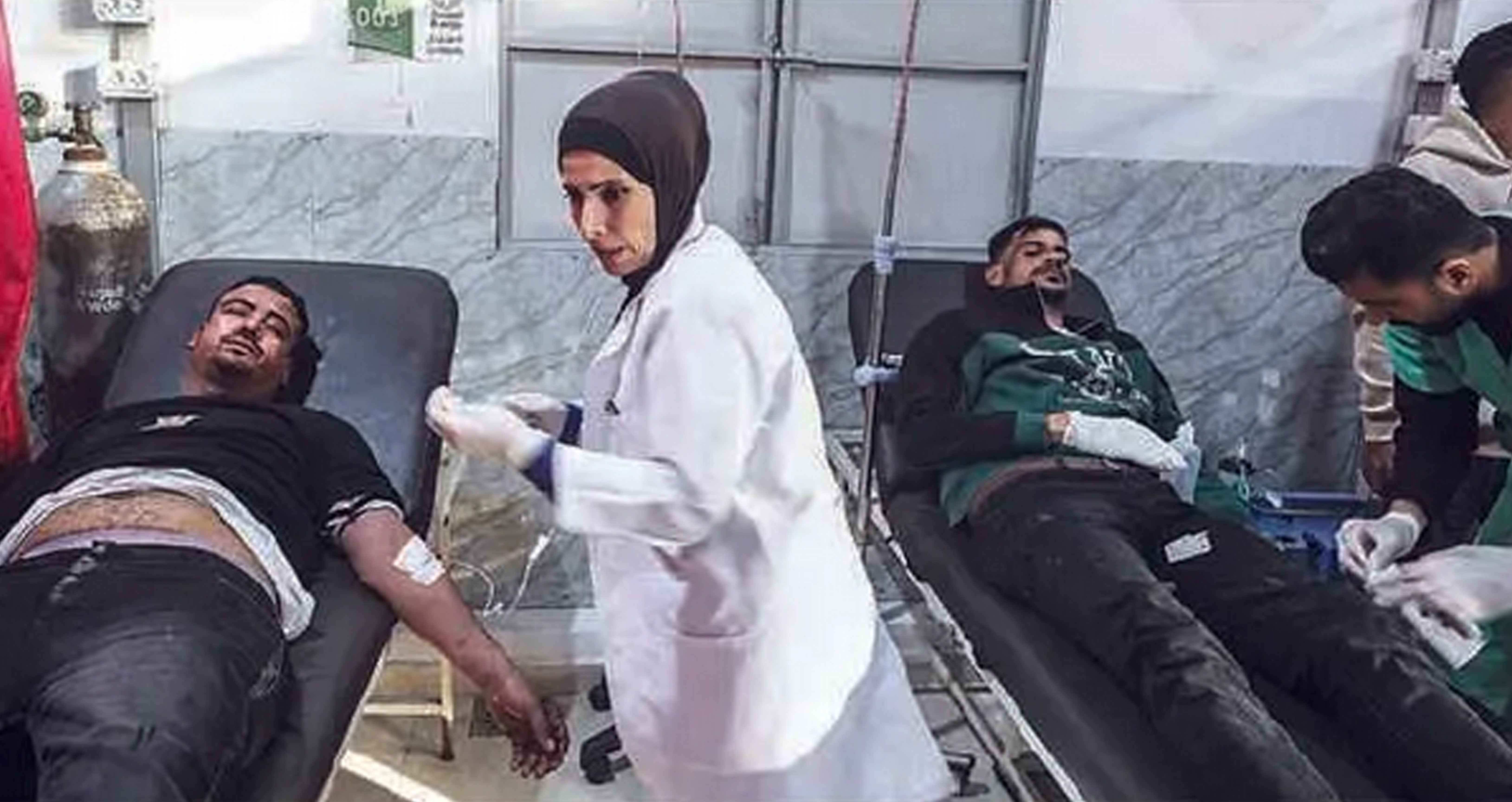 KORBAN SIPIL: Dokter merawat warga yang terluka setelah jip polisi Palestina menjadi sasaran serangan udara Israel di kamp pengungsi Nuseirat, Jalur Gaza tengah, Minggu (22/3).